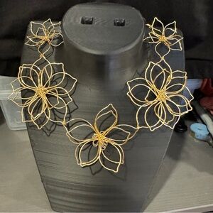 Elegant Gold Floral Wire Necklace - New